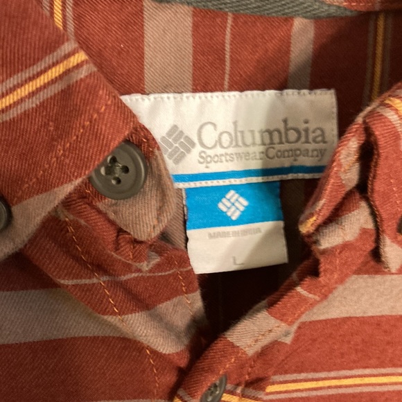 Large button down Columbia shirt gently worn - Picture 4 of 4